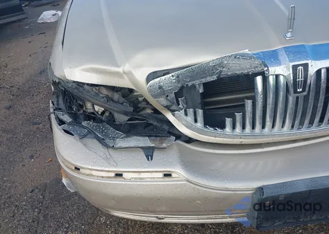 2010 Lincoln Town Car Signature Limited from USA, damaged, VIN 2LNBL8CVXAX751711